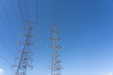 電力供給に欠かせない鉄塔と送電線