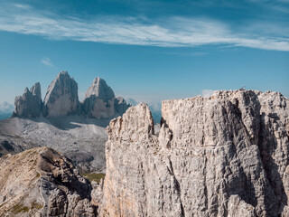 Fototapeta premium The Torre di Toblin (Toblinger Knoten) in front of the Tre Cime di Lavaredo (Drei Zinnen), South Tyrol, Italy