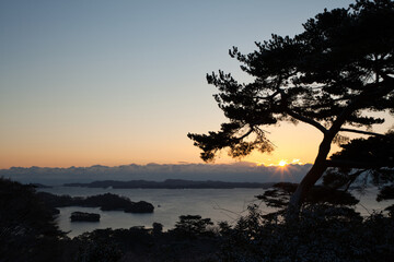 朝日が照らす冬の太平洋と雪景色の松島|宮城県