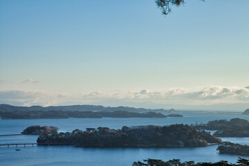 朝日が照らす冬の太平洋と雪景色の松島|宮城県