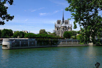 Fototapeta na wymiar Notre Dame seen from Saint Louis Island