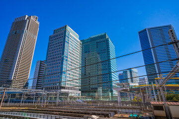 Fototapeta premium 東京・浜松町のオフィスビルとタワーマンション