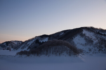 ダム湖を照らす美しい朝日 | 山形県飯豊町の白川ダム