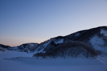 ダム湖を照らす美しい朝日 | 山形県飯豊町の白川ダム
