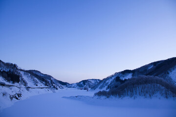 ダム湖を照らす美しい朝日 | 山形県飯豊町の白川ダム