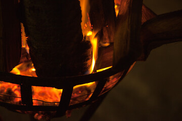 暗闇に燃え上がるかがり火 | 山形県米沢市の上杉神社