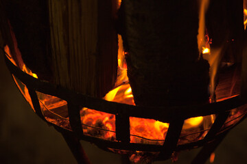 暗闇に燃え上がるかがり火 | 山形県米沢市の上杉神社