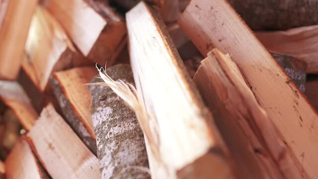Holz Scheiter als Brennstoff f&uuml;r den Kamin in 4k 10 Bit