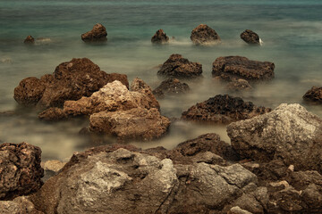 Fototapeta na wymiar exposicion larga de rocas en la costa