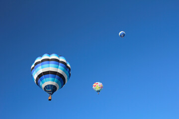 青空を彩るカラフルな気球 | 秋田県横手市