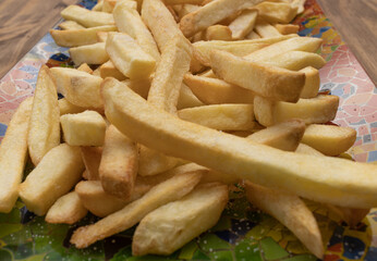 porção de batatas fritas servidas no prato