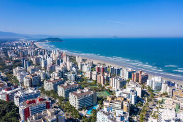 Fototapeta na wymiar praia da Riviera de São Lourenço, litoral norte de São Paulo. Imagem aérea feita com drone. Praia limpa e vazia.