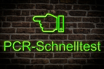 Fototapeta premium Leuchtreklame PCR Schnelltest