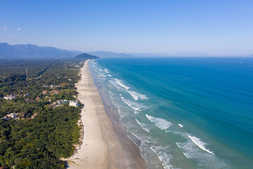 Fototapeta na wymiar praia de Guaratura, litoral norte de São Paulo. Praia extensa, limpa e vazia. Mar e natureza conectados. 