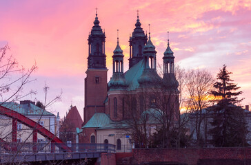 Fototapeta na wymiar Poznan. Cathedral on Tumskiy Island at sunset.