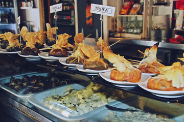 Tapas expuestas en un bar para ser vendidas. Diferentes tipos de aperitivo típicos españoles.