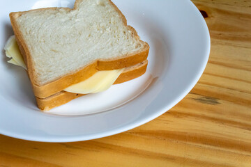 SANDUICHE DE PÃO DE FORMA COM QUEIJO MUSSARELA.