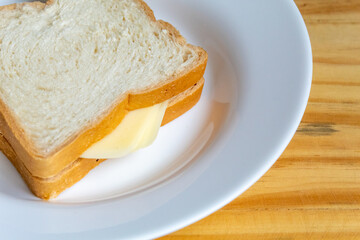 SANDUICHE DE PÃO DE FORMA COM QUEIJO MUSSARELA.
