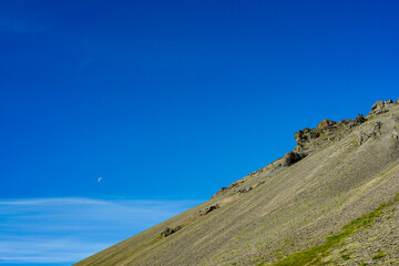 【アイスランド】月が見える綺麗な青い空