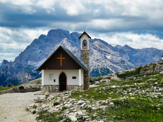 Fototapeta na wymiar Small mountain chapel on the back of the 3 Zinnen in the South Tyrolean Dolomites