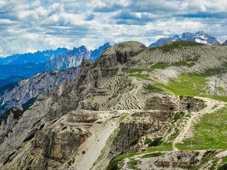 Fototapeta na wymiar Blick über eine Felslandschaft in Nähe der drei Zinnen in den Südtiroler Dolomiten