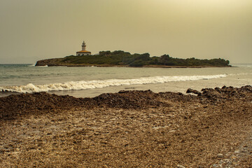 vistas por la ma&ntilde;ana al faro de albarca, mallorca 
