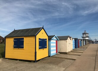 Fototapeta na wymiar Harwich Grafschaft Essex Hafenstadt in England mit Hütten Holzhütten Kabinen Umkleidekabinen am Strand Ärmelkanal