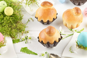 Brioche in Easter decoration with flowers and fresh moss series picture 01