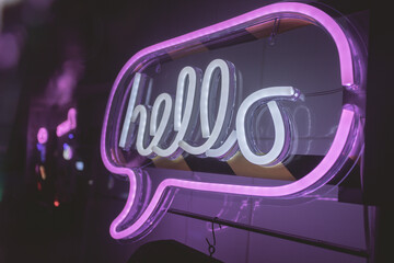Señal neon palabra hello © Carolina