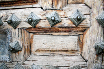 Nieten auf antiker rustikaler Holztür