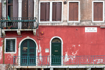 Fototapeta na wymiar red venetian house in venezia
