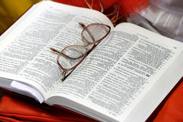 Fototapeta premium Eglise Protestante EvangŽlique Libre de Cluses. Bible et lunettes. France. 22.03.2018