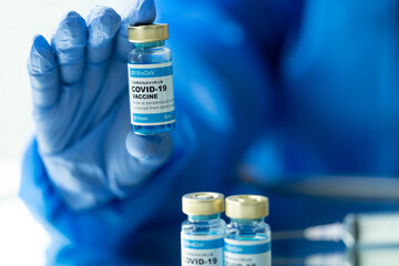 Obraz premium Medical concept ampoules or vials with Covid-19 vaccine on a laboratory bench