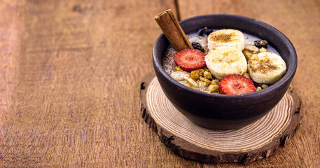 vegan quinoa porridge, Strawberry, bananas, ground nuts and sprinkled cinnamon. Lactose-free dessert without milk