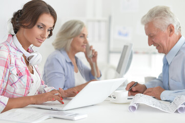 Obraz premium Portrait of businesspeople working in modern light office