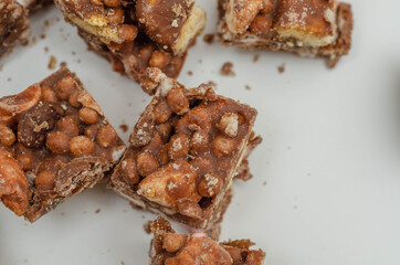 A marvelous mix of sultanas, marshmallows, biscuit pieces, crispy rice and glacé cherries covered in milk chocolate