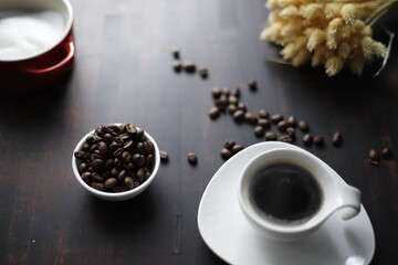Kawa espresso w filiżance białej porcelanowej