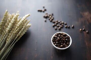Kawa w ziarnach na stole brązowym drewnianym