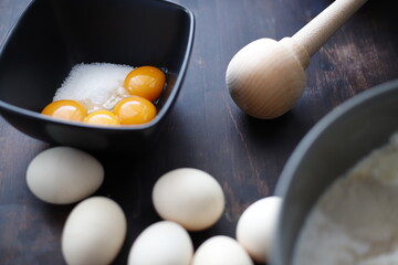 Jajka na stole drewnianym ciemnym przygotowanie ciasta © Seance_Photo_Sylwia