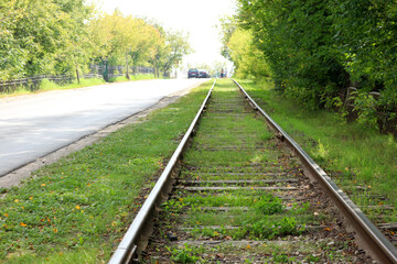 Obraz premium railroad tracks along the road in the countryside