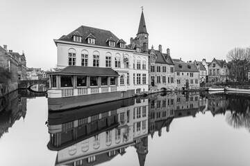 Vue longue exposition d& 39 un canal à Bruges