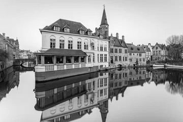 Papier Peint photo Lavable Noir et blanc Vue longue exposition d& 39 un canal à Bruges