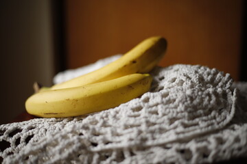 Banany na serwetce koronkowej białej 
