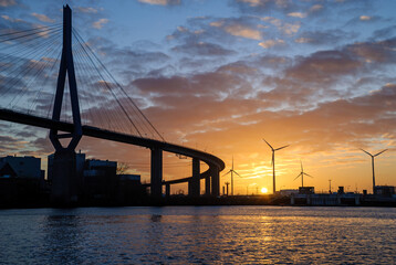 Obraz premium Hamburg, Germany: Koehlbrand Bridge in Hamburg in the twilight