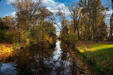 Fototapeta na wymiar Herbstliche Flusslandschaft