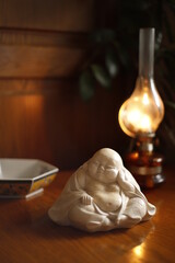 Figurka Buddy kamienna i lampa naftowa © Seance_Photo_Sylwia
