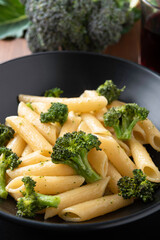 Piatto di penne ai broccoli, ricetta vegetariana di pasta italiana 