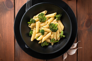 Piatto di penne ai broccoli, ricetta vegetariana di pasta italiana 