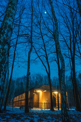 Oświetlona tężnia solankowa w parku, zima © LOGORYTM