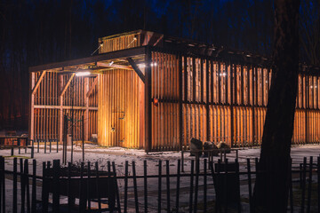 Nocny widok na oświetloną tężnie solankową, zima © LOGORYTM